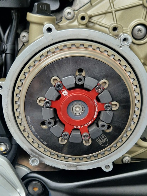 Foto: Ducati V4 RS Panigale DQS up/down EVO, cornering ABS EVO, DTC, DQS, DWC, ACC MTS