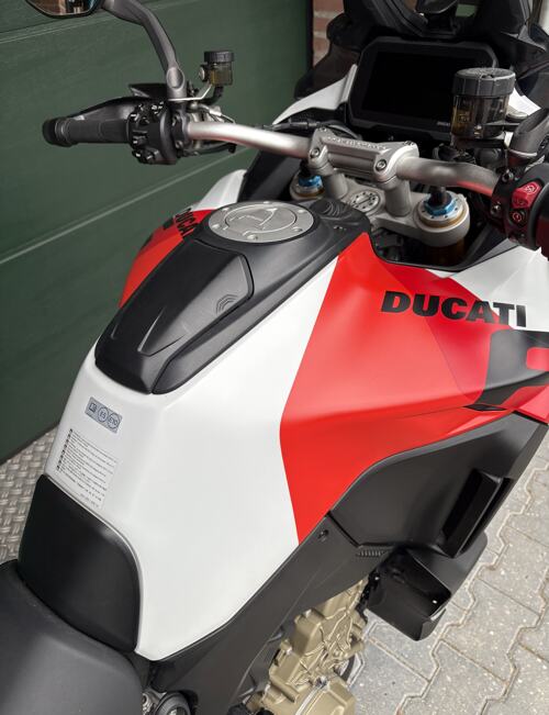Foto: Ducati V4 RS Panigale DQS up/down EVO, cornering ABS EVO, DTC, DQS, DWC, ACC MTS